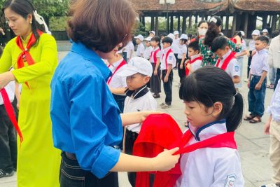 Bài viết: Hoạt động dâng lễ và kết nạp Đội tại Trường Tiểu học Trần Quốc Toản